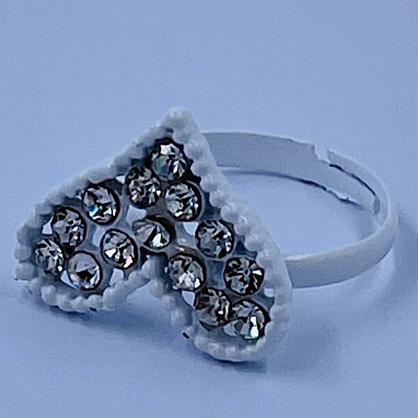 Hjertering med mange diamanter Justerbar lakeret ring Børnering Hvid ring med diamantsten Hjertering med mange diamanter Justerbar lakeret ring Børnering Hvid ring med diamantsten