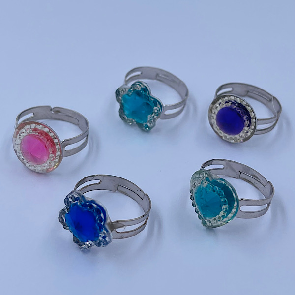 Super smuk justerbar ring med en stor diamant i midten der er omkranset af små diamanter Super smuk justerbar ring med en stor diamant i midten der er omkranset af små diamanter